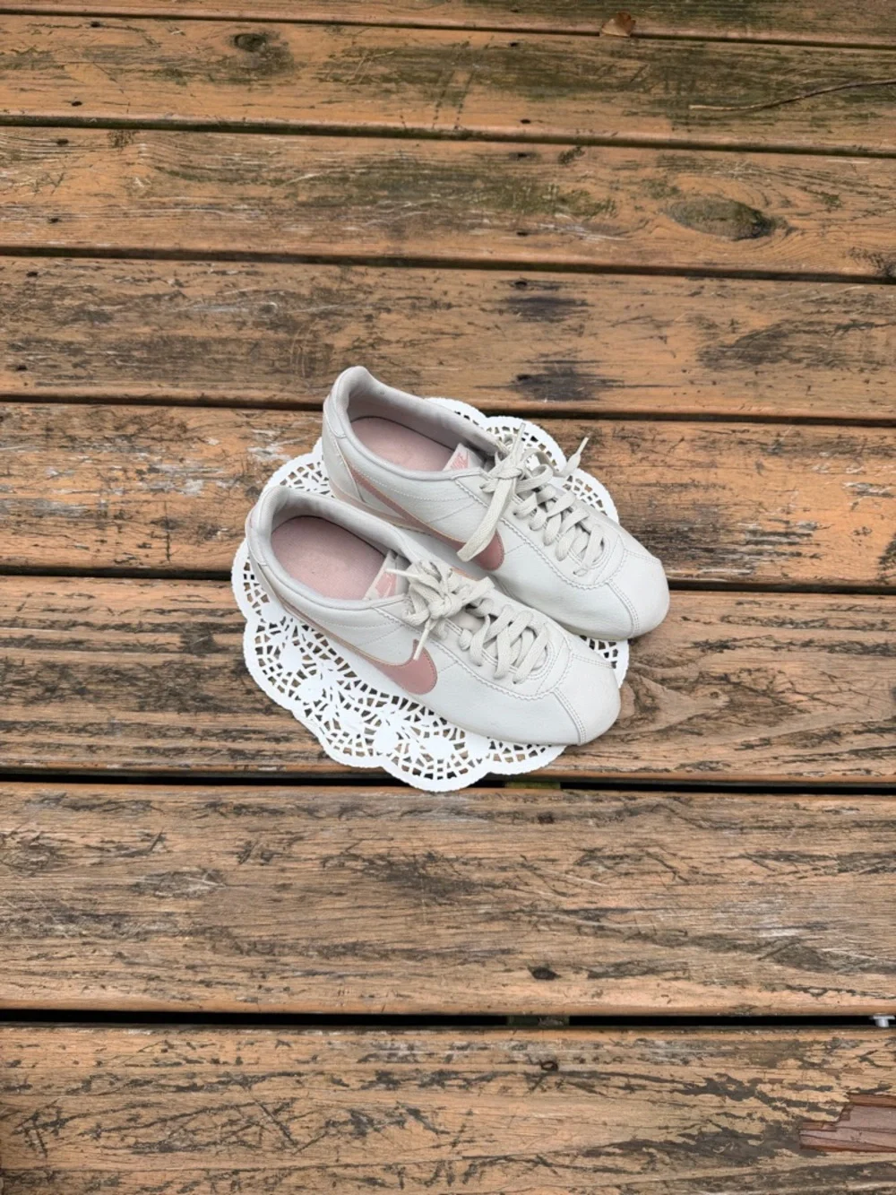 Nike Women’s Retro Runner in White with Light Pink Swoosh